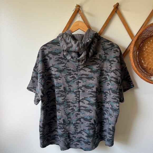 Fabletics Hadley Hi-Low Short-Sleeve Tee Camo Hoodie - Picture 5 of 5